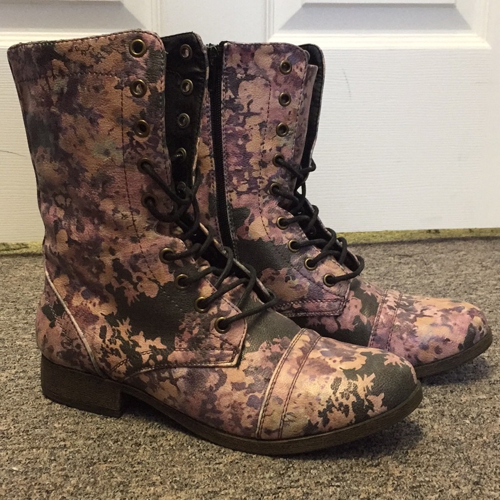 Flower combat boots, size 7.